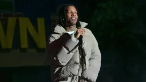 Chicago rapper Lil Durk was arrested in Florida for murder for hire. CCTV recorded Lil Durk and 5 accomplices using guns to attack, immediately the police chased and caught Lil Durk and he shouted loudly…. See more